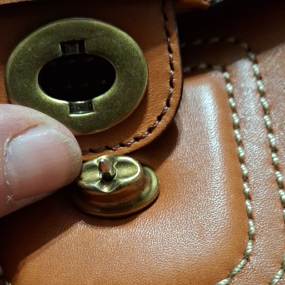 Adorable Coach Tan Leather Crossbody Bag - Picture 7 of 7
